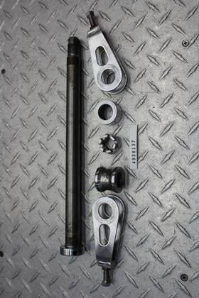 4938137 Honda 1973 Cb750 Rear Axle With Spacers And Chain Adjusters