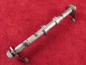 64711-13k00 Suzuki Rear Axle With Wheel Spacers Complete Back Spindle Assy. 18-23 Gsxs750 Gsx-s750