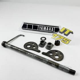 3r6-25381-00-00 Yamaha 1980 It175 Oem Rear Axle W Adjusters Nut Spacers