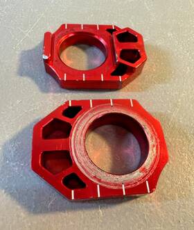 Ze93-5143 Zeta Rear Axle Blocks Red Kawasaki Kx250 Kx450 2016-2023 Kx 250 450 F X Kx250f